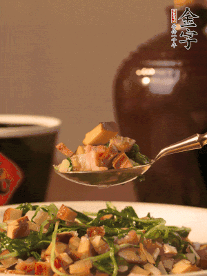 出锅前尝味，味淡加点盐。