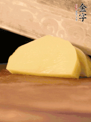 土豆去皮切丁。水开后，放入锅中煮2-3分钟，捞出沥干水分。