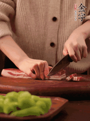 金字淡咸肉切片，冷水入锅，加姜片、料酒略焯水。同步，五花肉切块焯水。