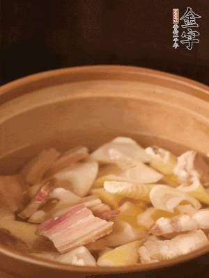 春笋、咸肉、咸肉一起入砂锅，加姜片、料酒、清水大火煮沸到汤色变白。转小火慢笃半小时。
