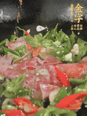 再下蒸炒火腿煸炒，加少许白糖提鲜。