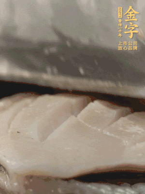 鲍鱼用勺子撬出来，去掉内脏和牙齿，加面粉、白醋、盐、啤酒抓一下，清水洗净，切花刀。