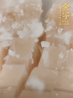 鲍鱼中加点盐、蚝油抓拌一下。
