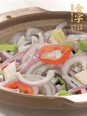 砂锅底铺上香菜，放上料头，再放上焯过水的鲍鱼壳。