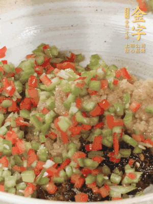 XO酱、蒜蓉酱、青红椒粒搅拌成酱料。