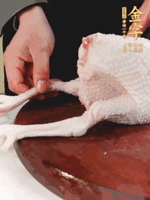 土鸡去掉脚趾、翅尖、鸡屁股，把鸡爪折到腹部，鸡头折到翅膀下面。