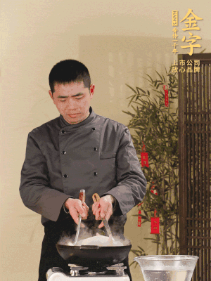 整只土鸡冷水下锅，加葱姜、料酒焯水，捞出后用温水清洗干净。
