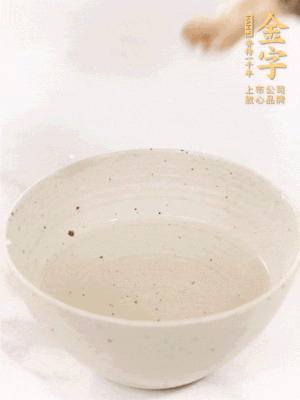 羊肚菌流水洗净2遍后，温水泡发15-20分钟。