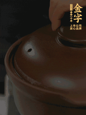 鸡、火腿、姜片一起放入砂锅中，大火转小火炖2小时。