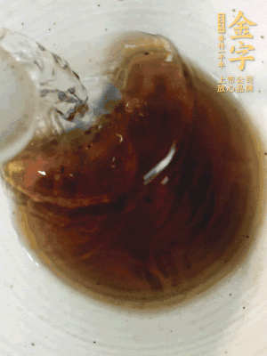 黄酒中加清水、蒸鱼豉油、白砂糖混合均匀。