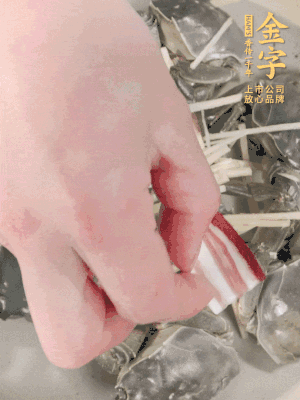 姜、大闸蟹、咸肉依次铺上，倒浅浅一个底的花雕酒。