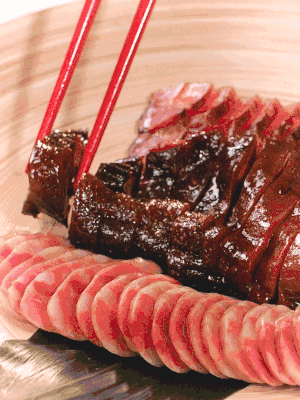 香肠、酱肉适合切片、酱鸭适合切块。