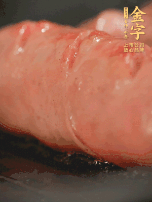 金字烤肠划花刀，小火慢煎，煎到表皮金黄微焦即可。