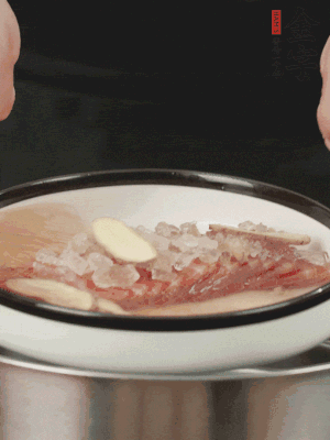置于盘中，加冰糖100g、黄酒100g、水200g，上锅蒸20分钟。