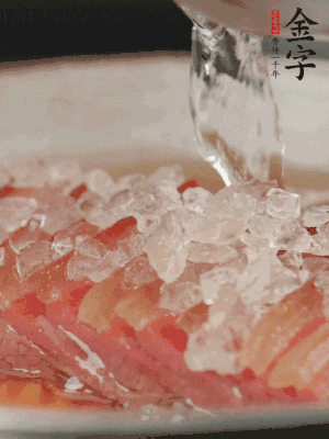 依旧放上冰糖100g、黄酒100g、水200g，锅中再蒸15分钟。