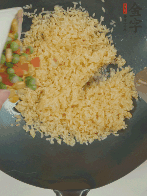 下豌豆粒、胡萝卜粒、玉米粒。（买现成冷冻的杂菜即可，非常方便）