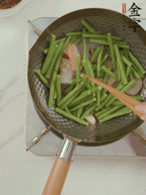 下掰好的缸豆段翻炒，略焖煮。