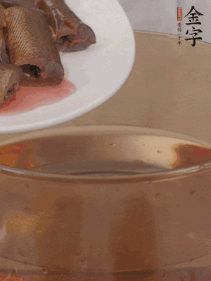 处理干净的黄鳝段，加姜片、料酒沸水下锅焯水。捞出用凉水冲洗干净。