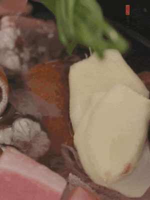 加姜片、葱结、料酒。