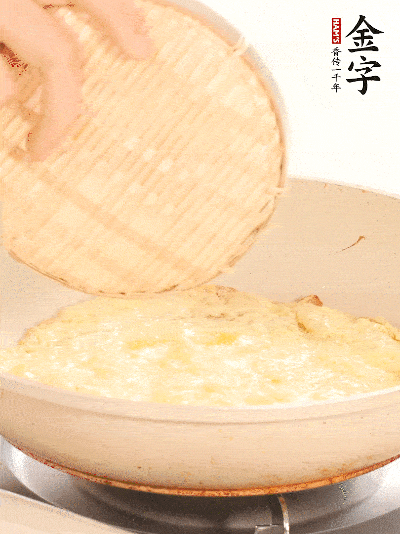 锅内放入少许油，油温4成热倒入一个鸡蛋煎熟