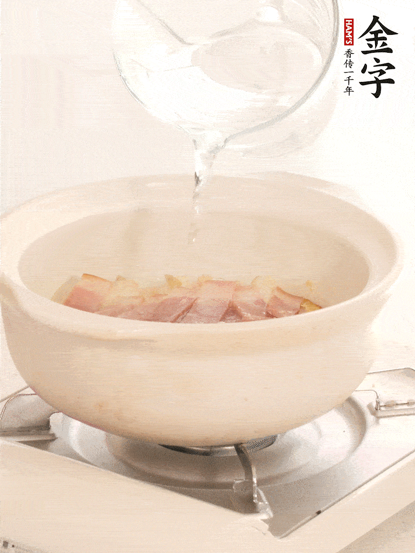 放入火腿片，加开水，再加入豆腐