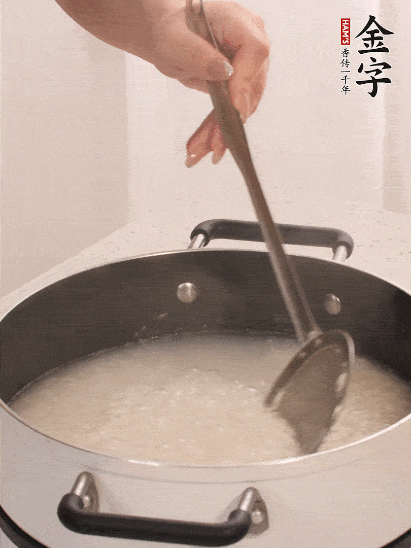 香菇、土豆、胡萝卜、金字土香肠切小块。