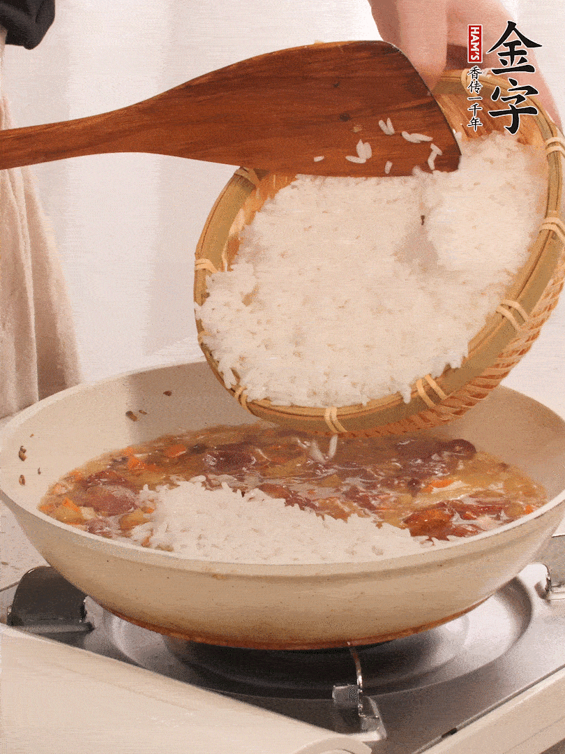 热锅烧油，香肠煸出油，加姜片去腥，加土豆、胡萝卜、香菇翻炒到半熟，随后加豆角、2小勺盐、1大勺生抽，煸炒均匀。