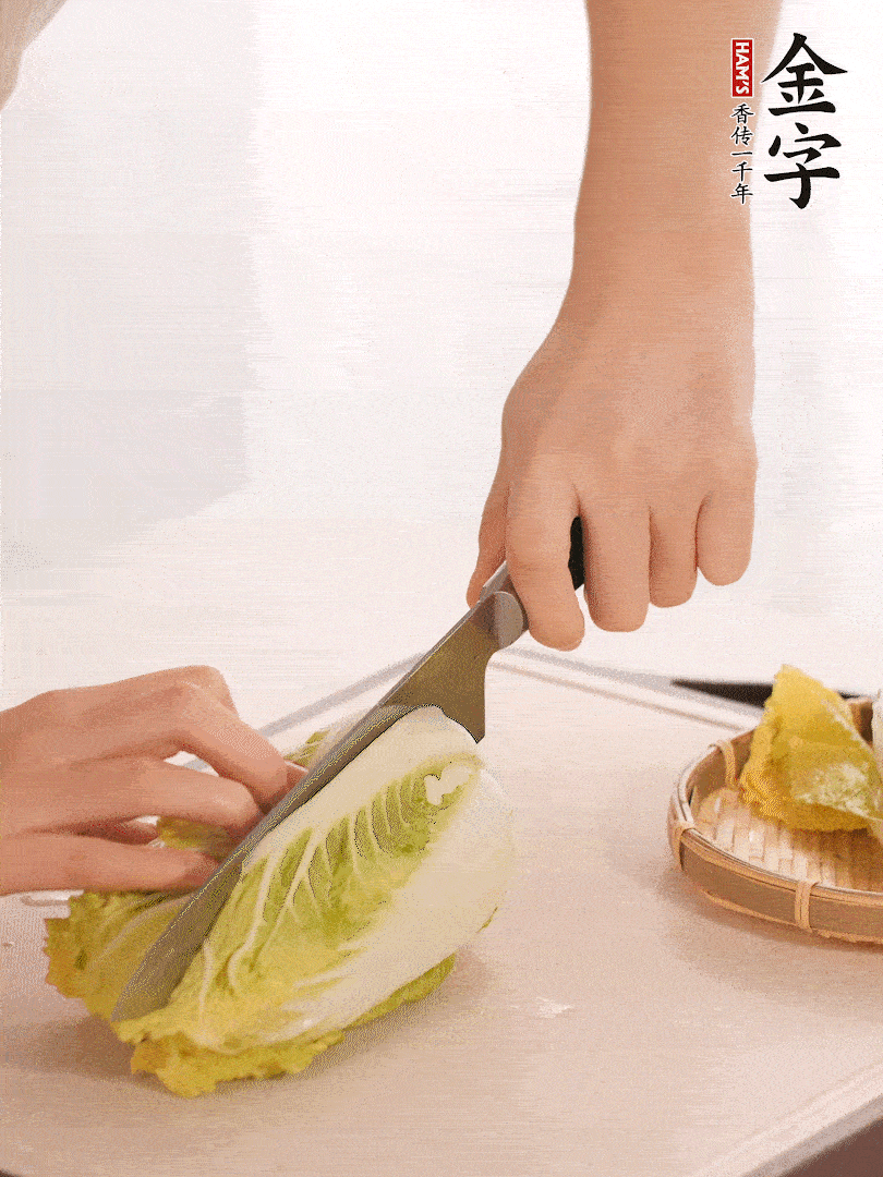 生姜切末，白菜改刀成成块。