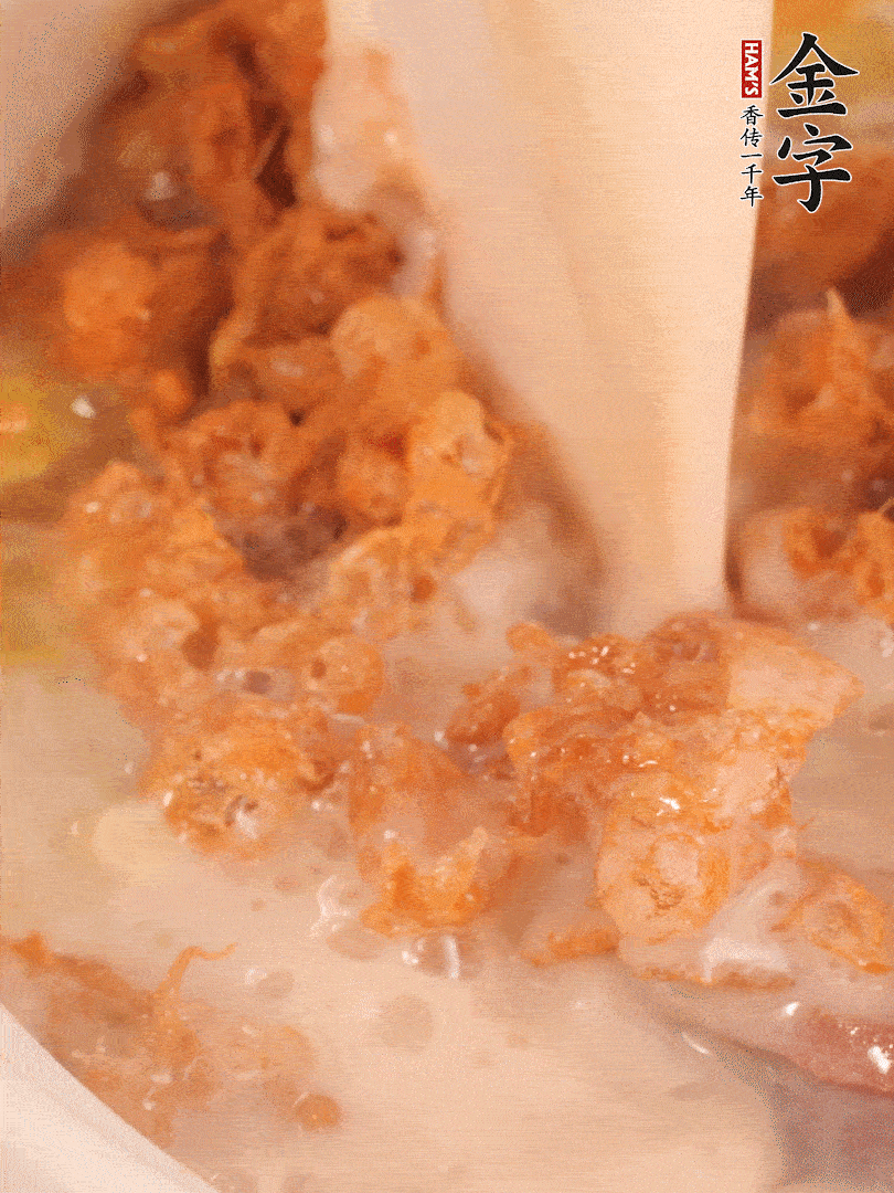 加入蛋酥再煨煮2分钟，加入豆浆。