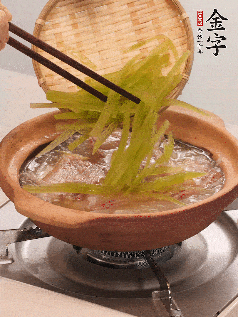 倒入热水煮开后，转小火炖煮10分钟，呈奶白色汤底。