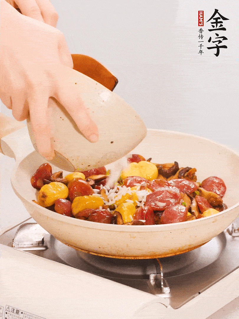把米淘洗干净，放入切好的香菇、板栗、毛豆。