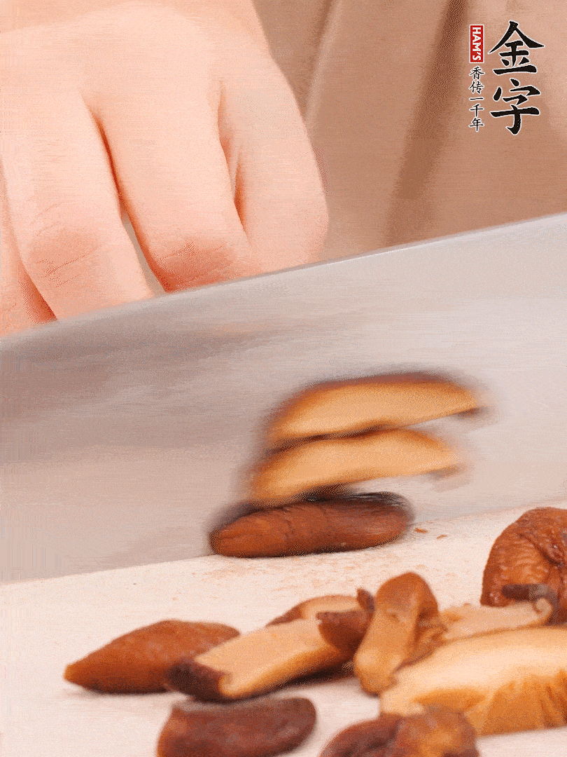 干香菇泡发，切成小块。