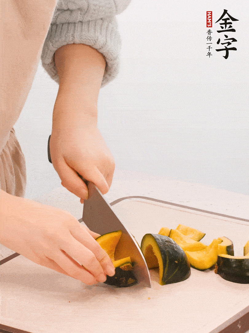 贝贝南瓜切小块，生姜切成姜丝。