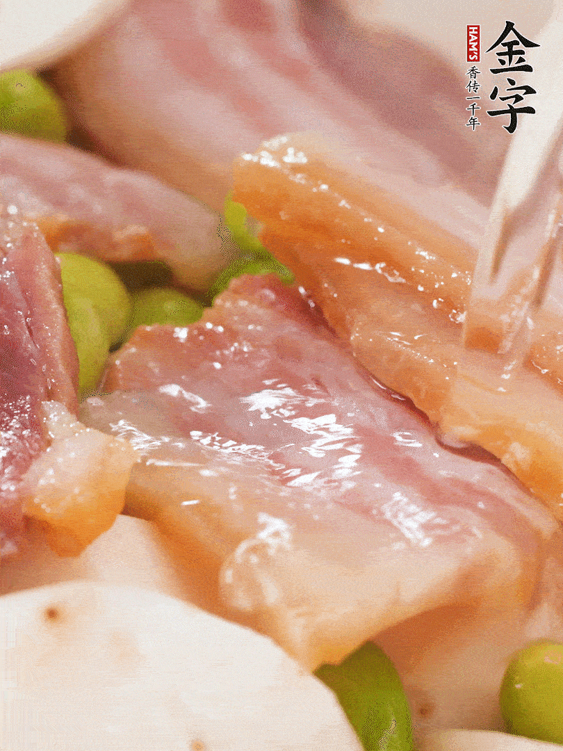 倒入芋艿、熟毛豆，翻炒均匀，加1小碗水煮开
