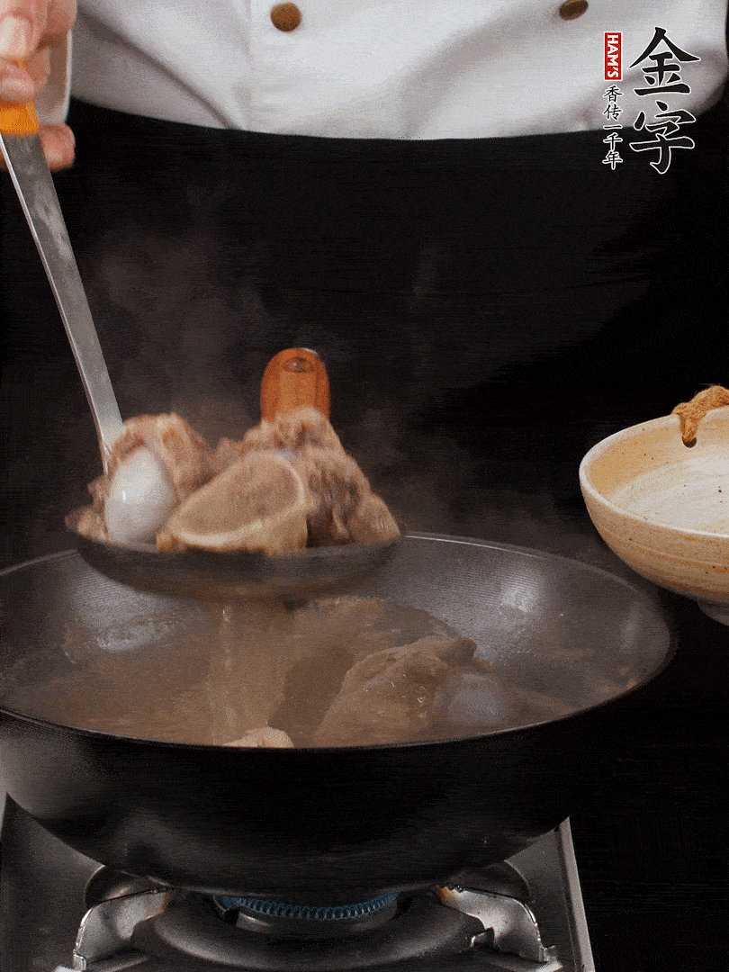 大筒骨清水浸泡30分钟，中途换水2-3次。冷水下锅，加姜片、料酒焯水，撇去浮沫。