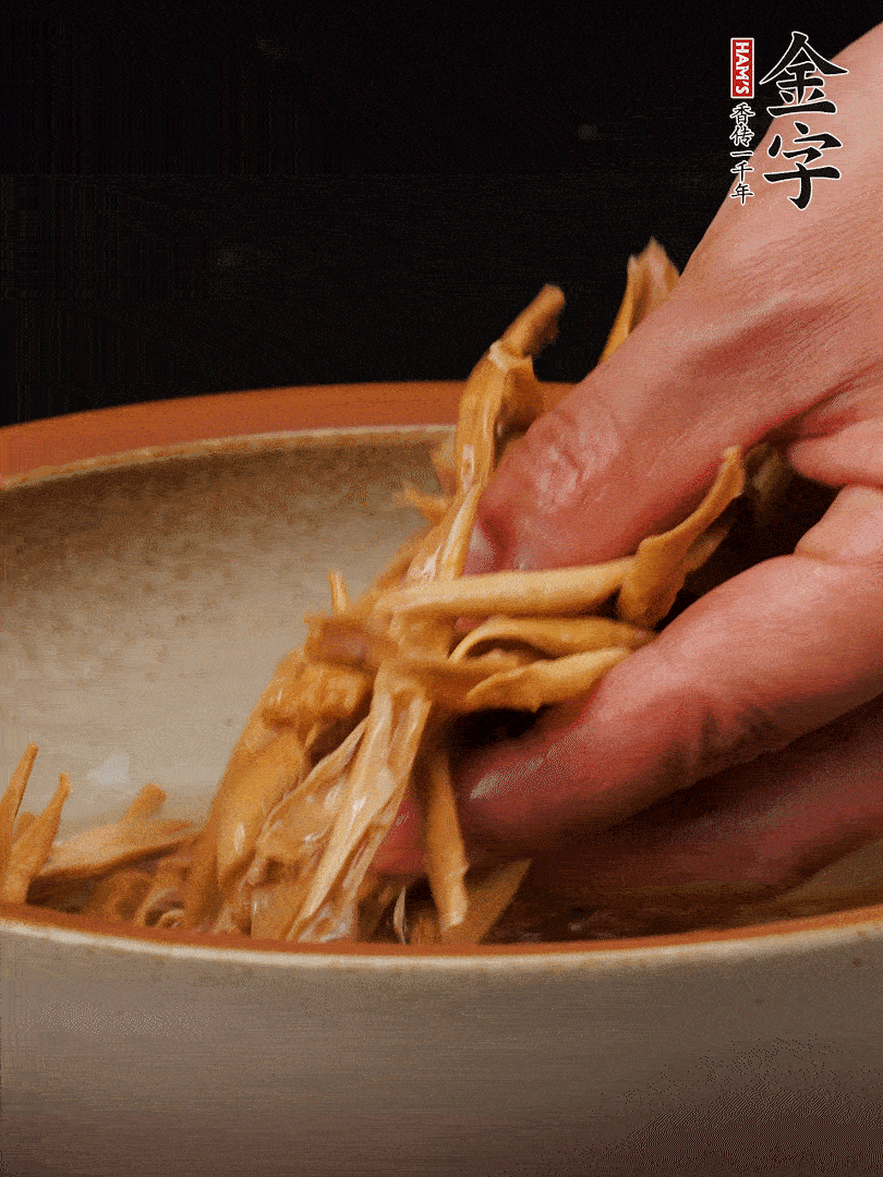 农家土笋尖提前泡软，用刀划成细丝，这样会更加入味。