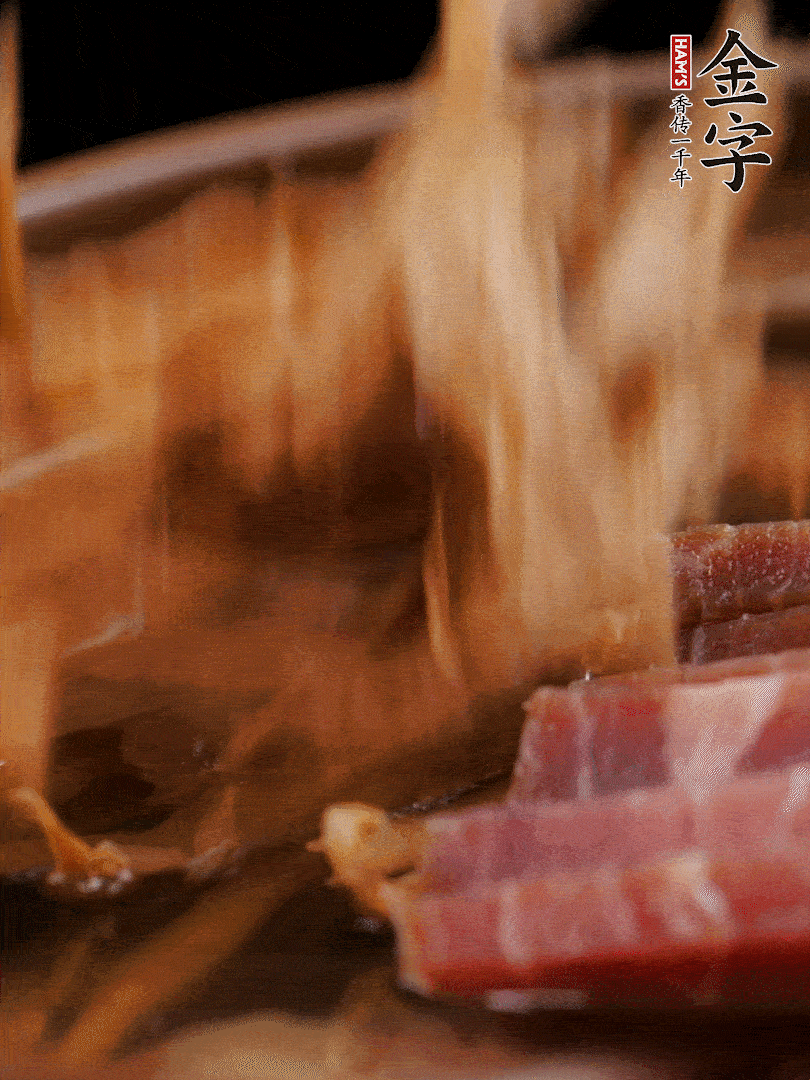 大筒骨、韦德官方网站、姜片、黄酒一起放入砂锅，加笋干炖煮40分钟。（如果家里有高压锅，用高压锅把高汤压出来更鲜浓。）