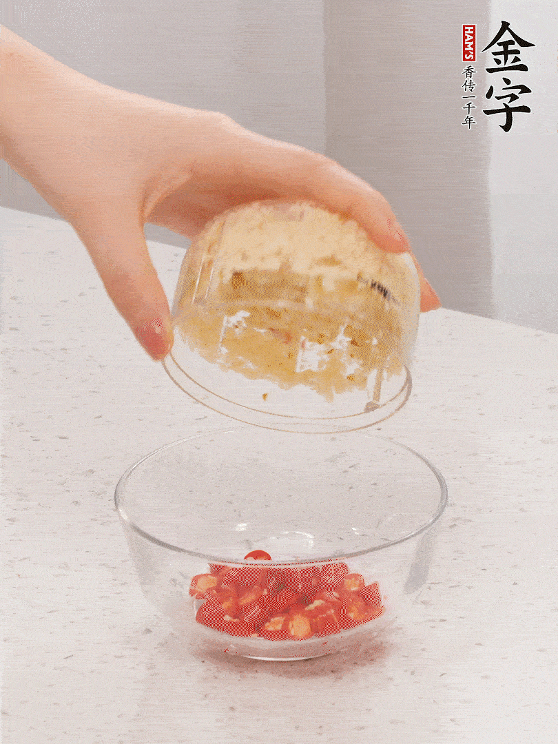 蒜蓉酱汁：蒜蓉 小米辣 热油激发出香味