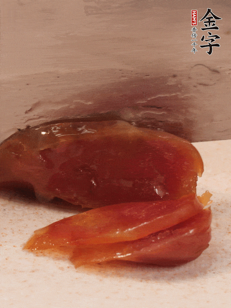 腊肠煮熟后，切薄片
