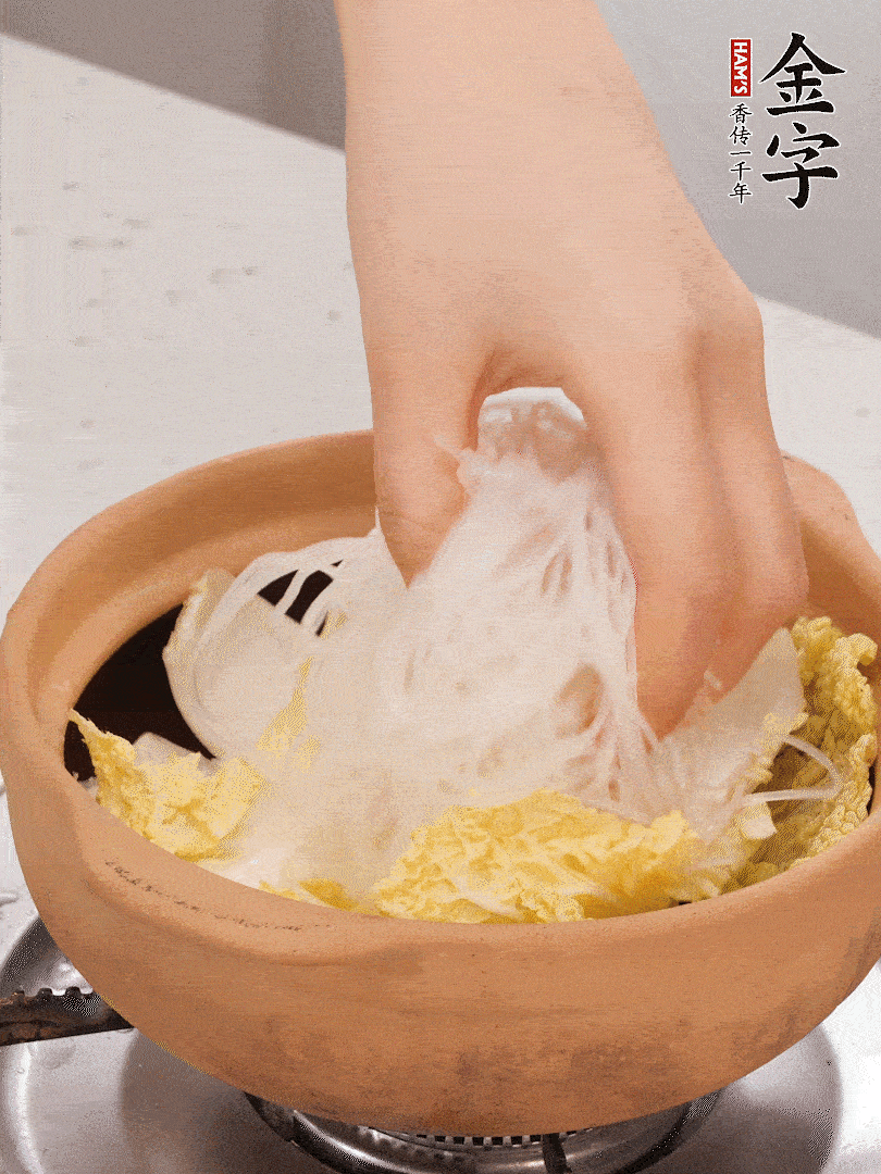 放入提前泡软的粉丝，盖上蒜蓉酱汁