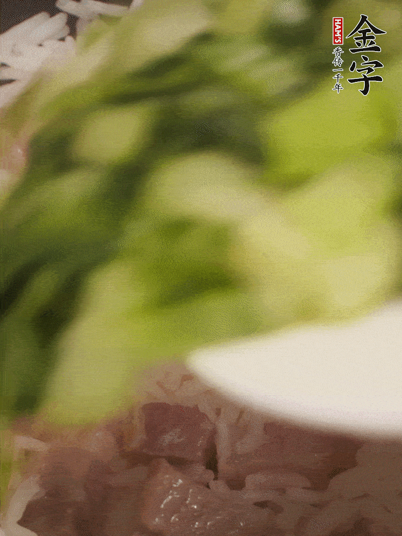将焖煮好的米饭，倒入炒熟的蔬菜中，翻炒均匀钔继续焖煮5分钟