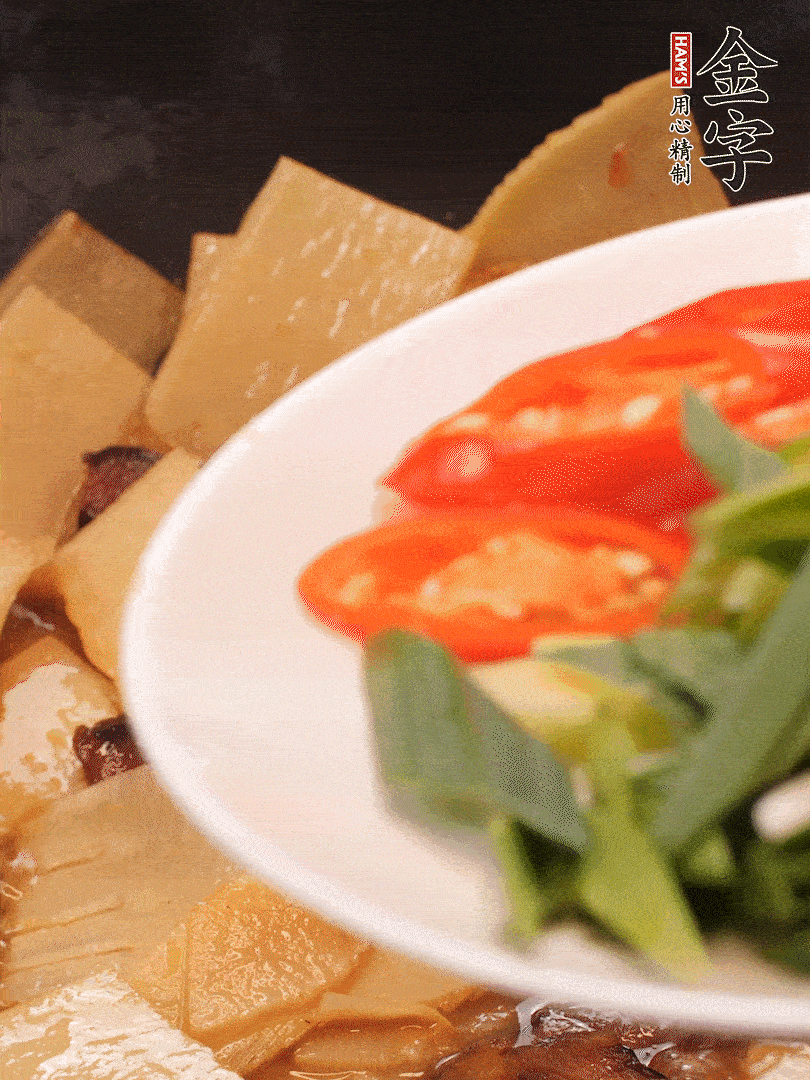 少许料酒增香，下蒜白、青红辣椒略微翻炒