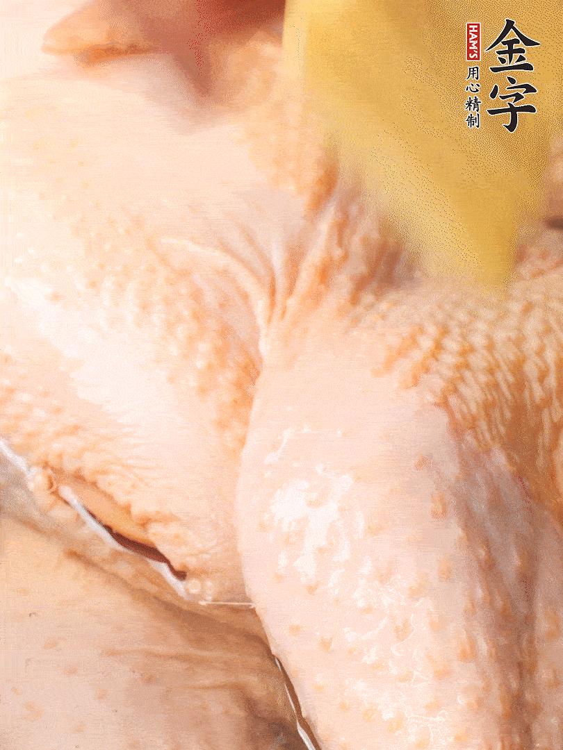 老母鸡去头去尾，斩去鸡爪。冷水入锅，加料酒、葱姜焯水，煮出浮沫后捞出，用清水洗净