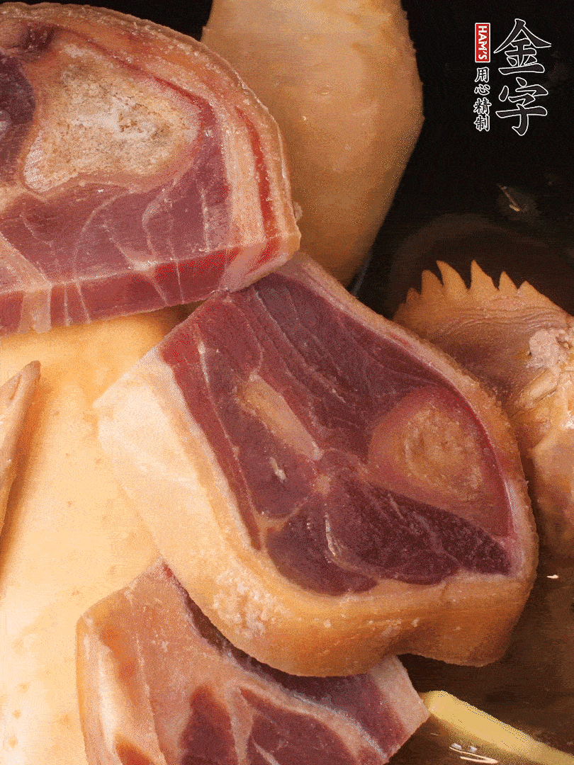 火踵、老母鸡加葱、姜、料酒、清水，大火烧开后转小火，炖1小时