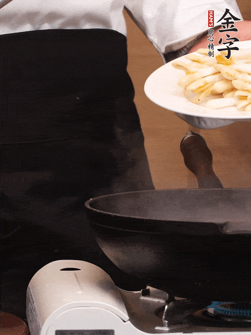 锅中少许油，下花生芽