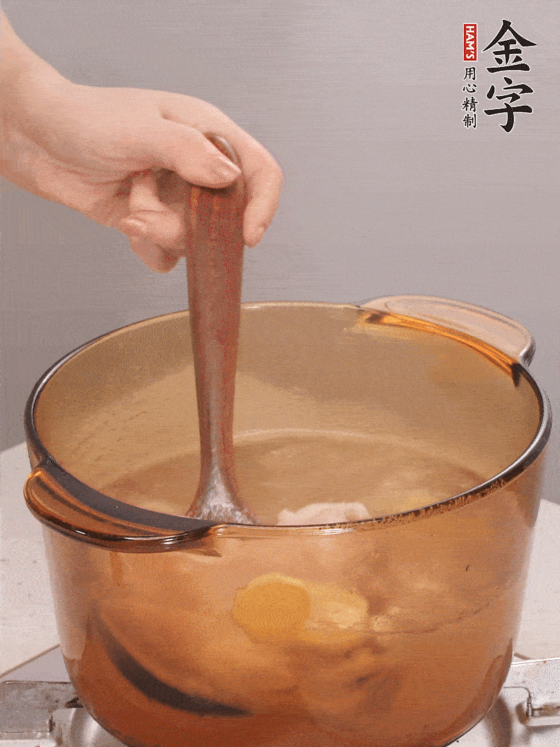 鸭腿冷水下锅，加姜片、料酒焯水