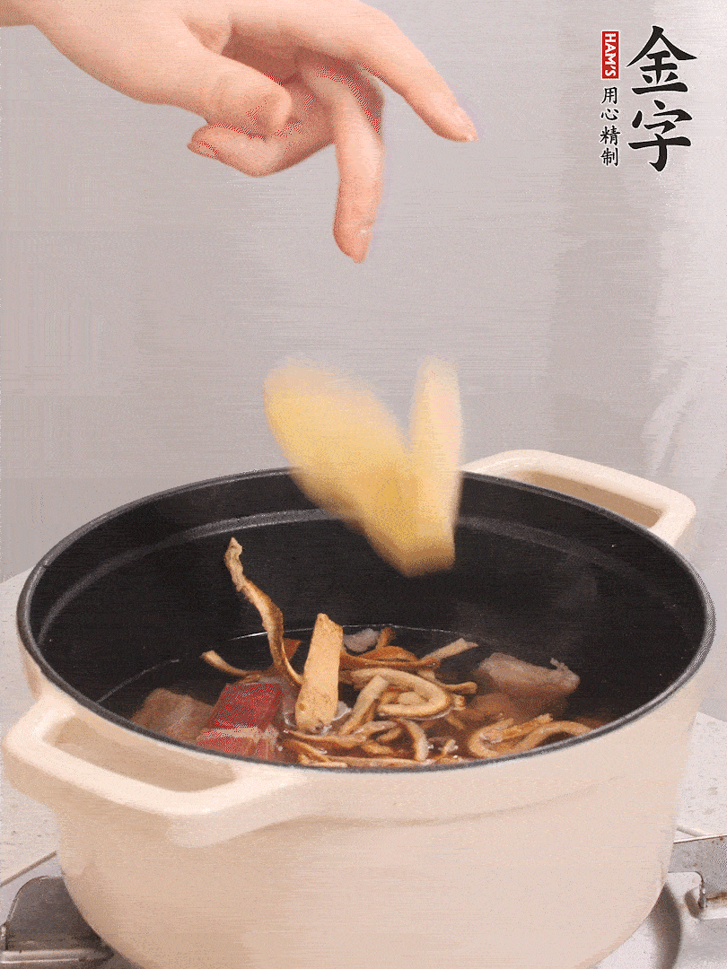 锅中放牛腩、火腿，然后放入比食材多3倍的水；再放橘子皮、姜片、白胡椒粒炖煮90分钟