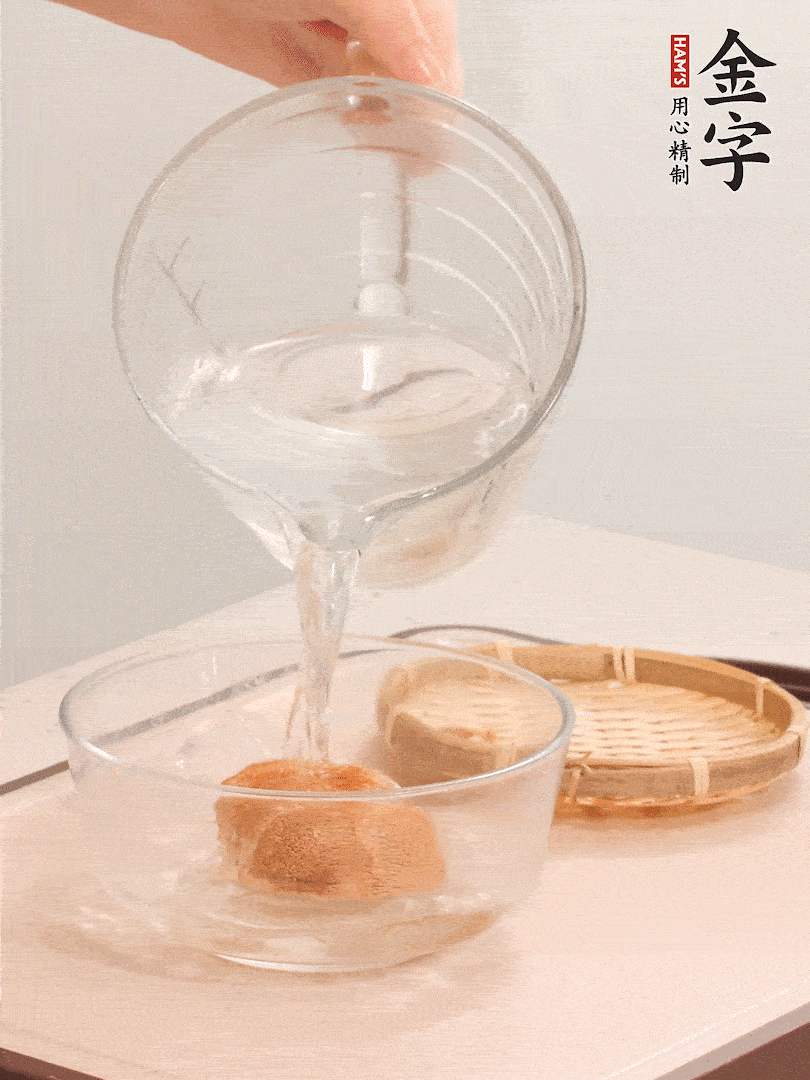 猴头菇至少泡发半小时，将浸泡后的黄水挤干；