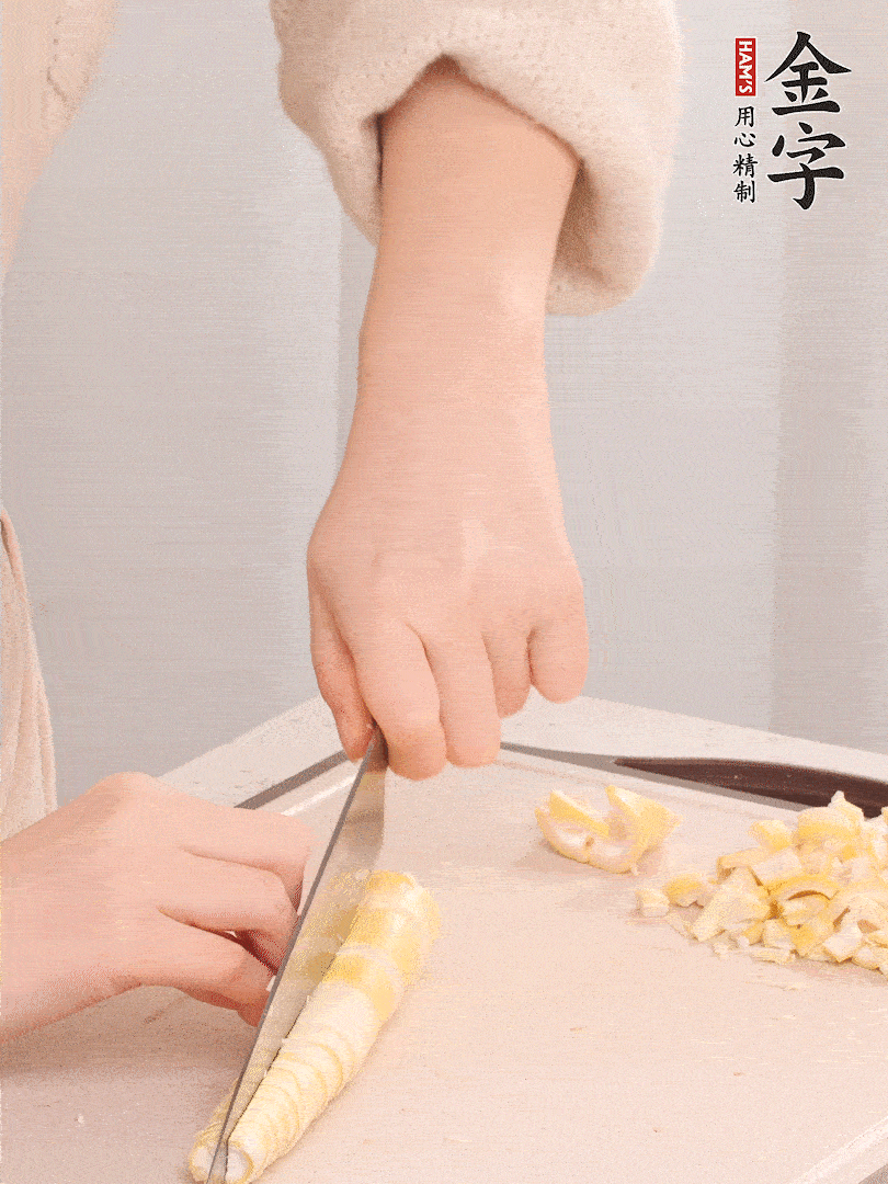 春笋去皮切小块，焯水2分钟左右