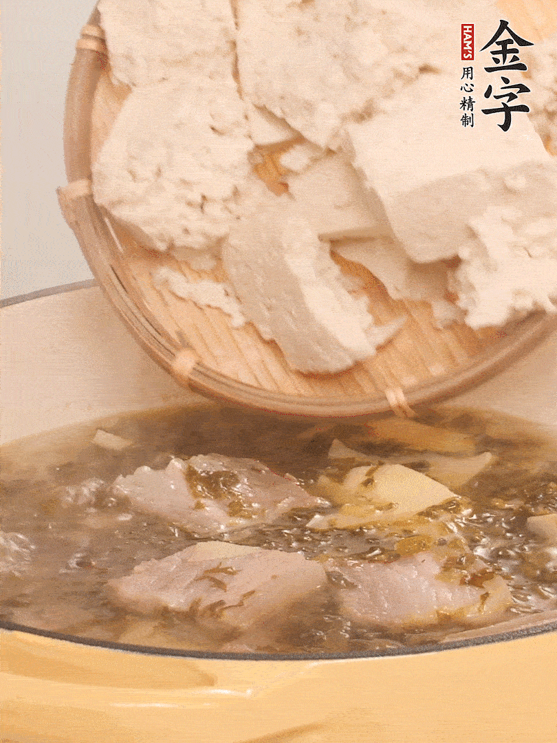 往锅里加入一倍的水，加豆腐